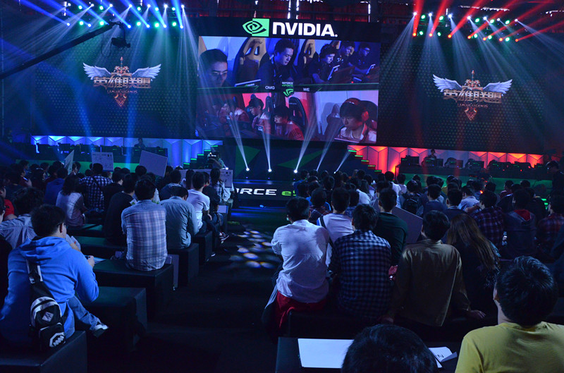 上单选手假装职业选手？1 Jiang Anbesa 错过了很多大招 + 致命地给了 Oh My God 赢得第一场比赛的机会